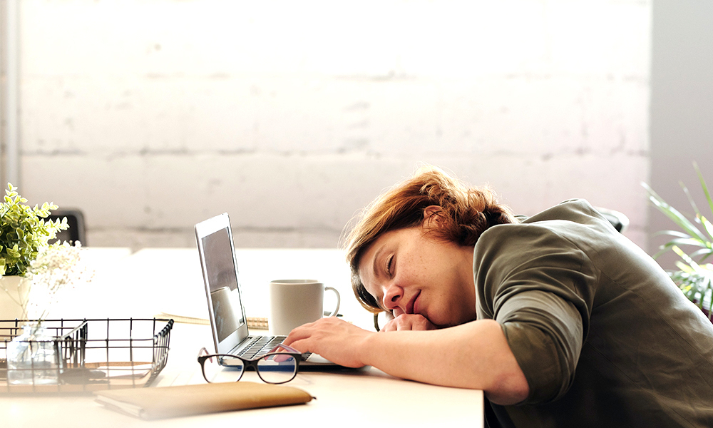 Prête pour une après-midi productive grâce à la sieste éclair image