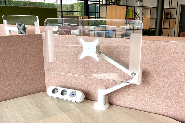 Monitorarmen van Dataflex op zit-sta bureau met akoestische wanden